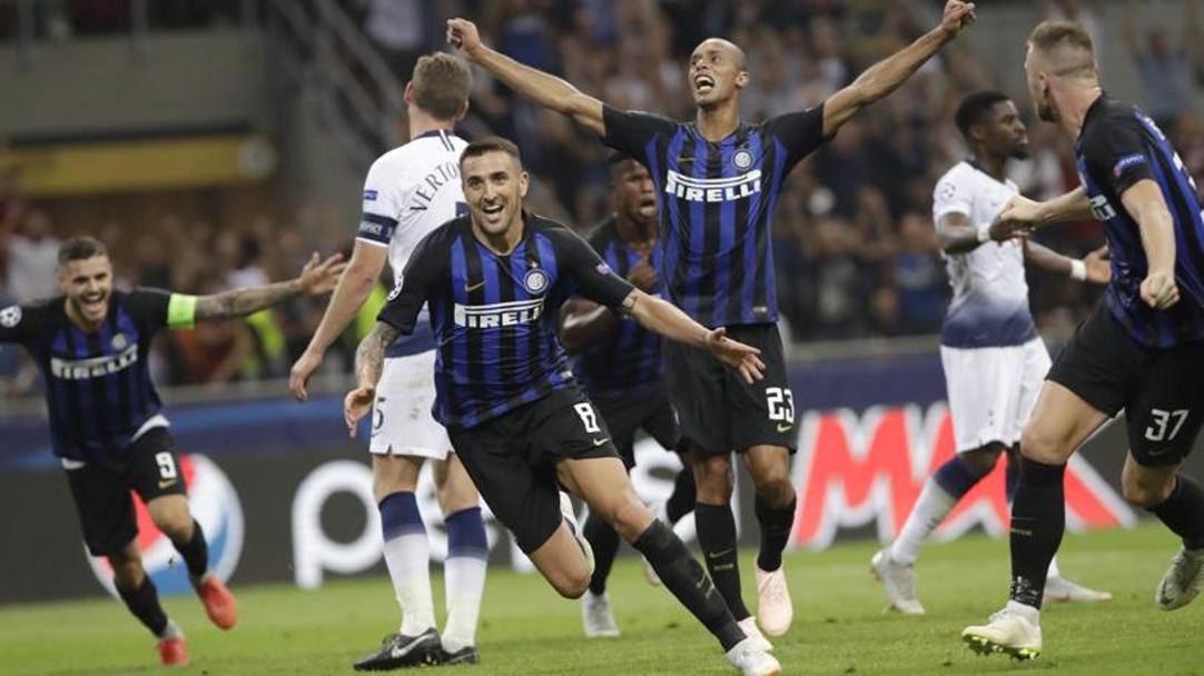 La gioia di tutta l’Inter dopo il gol vittoria. AP